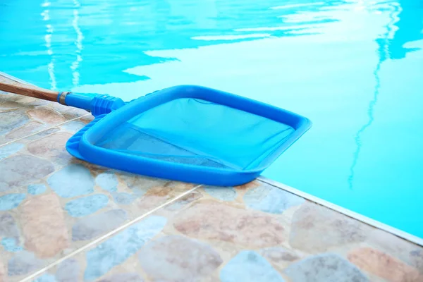 Nuova Rete Scoop Vicino Alla Piscina All Aperto Primo Piano — Foto Stock