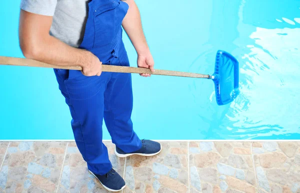 Männlicher Arbeiter Reinigt Freibad Mit Schaufelnetz — Stockfoto