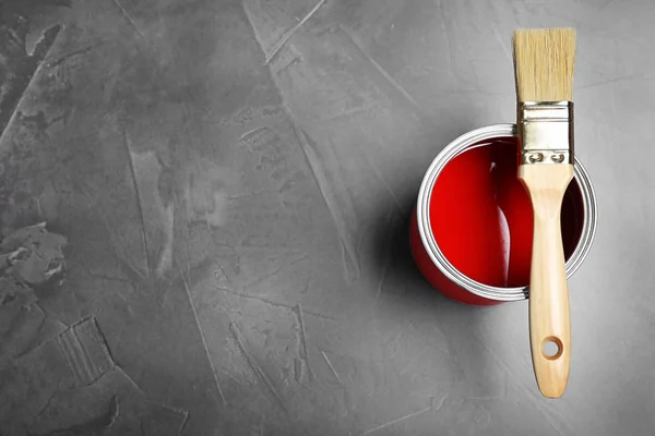 Dose Mit Roter Farbe Und Pinsel Auf Grauem Hintergrund Draufsicht — Stockfoto