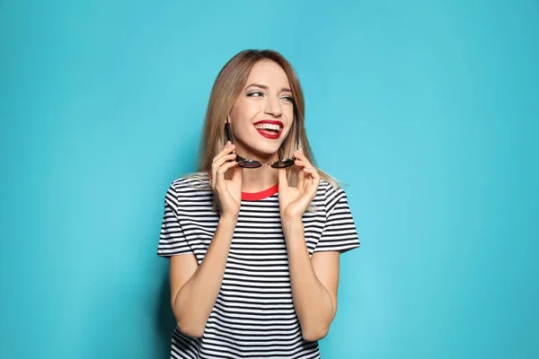 Schöne Junge Frau Mit Gesunden Langen Blonden Haaren Auf Farbigem — Stockfoto