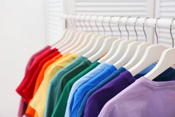 Gestell Mit Heller Kleidung Zimmer Regenbogenfarben — Stockfoto