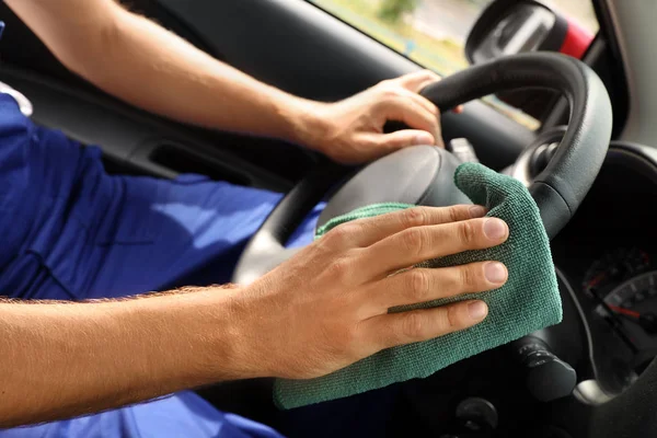 Hombre Limpiando Volante Con Plumero Primer Plano Servicio Lavado Coches — Foto de Stock