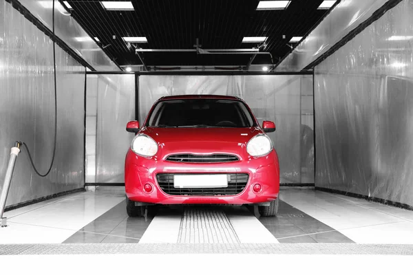 Rotes Auto Bei Autowäsche Reinigungsservice — Stockfoto