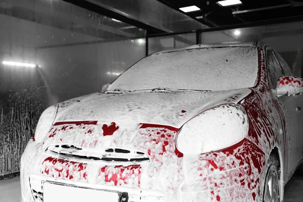 汽车清洗时自动覆盖泡沫 清洁服务 — 图库照片