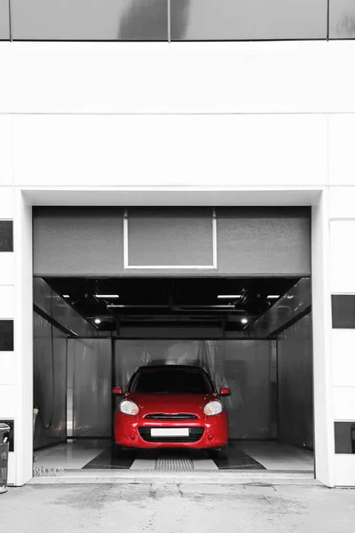 Kırmızı Otomobil Araba Yıkama Temizleme Servisi — Stok fotoğraf