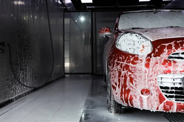 自动覆盖泡沫在洗车 特写镜头 文本空间 — 图库照片
