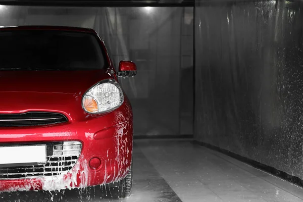 洗車で赤自動で テキストのためのスペース — ストック写真