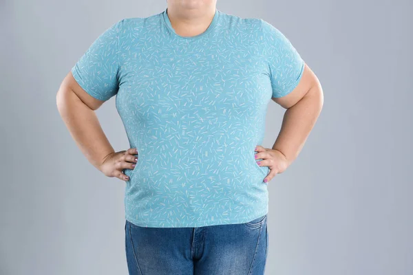 色の背景上の重量損失の前に太りすぎの女性 — ストック写真
