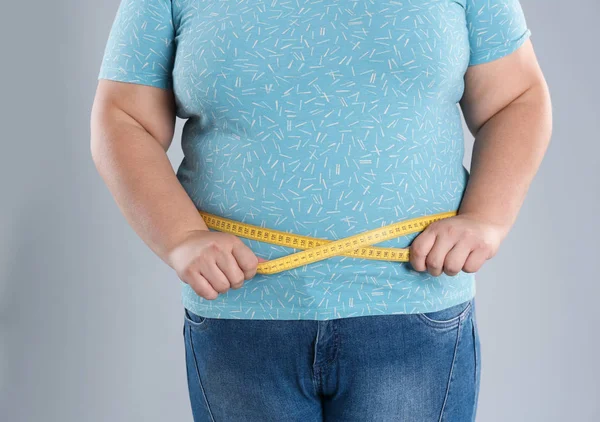 Mujer Con Sobrepeso Que Mide Cintura Antes Perder Peso Fondo — Foto de Stock