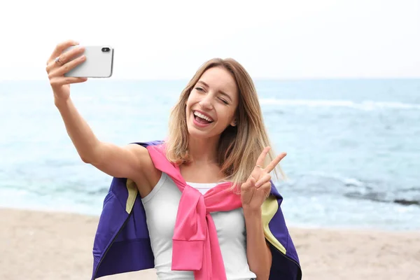 Mujer Atractiva Tomando Selfie Costa Del Mar — Foto de Stock