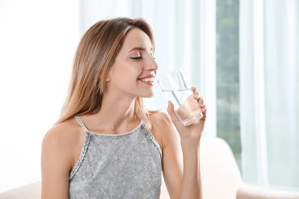 Mujer Joven Bebiendo Agua Limpia Vidrio Casa — Foto de Stock