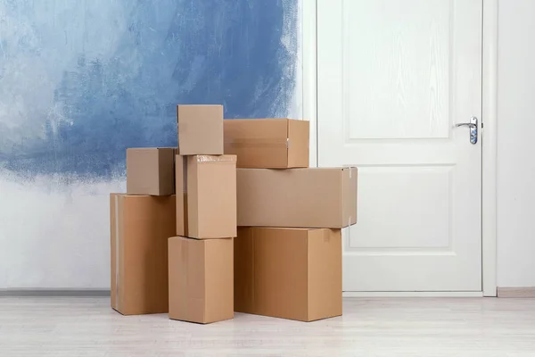 Cardboard Boxes Floor Apartment Entrance Mockup Design — Stock Photo, Image