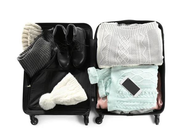 Gepackter Koffer Mit Warmer Kleidung Und Smartphone Auf Weißem Hintergrund — Stockfoto