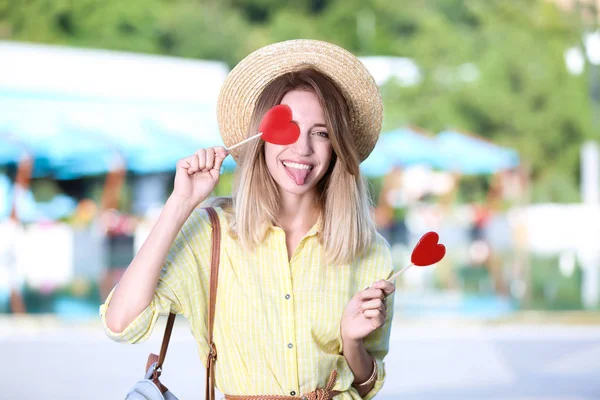 Hermosa Mujer Sonriente Con Caramelos Mostrando Lengua Calle Ciudad — Foto de Stock