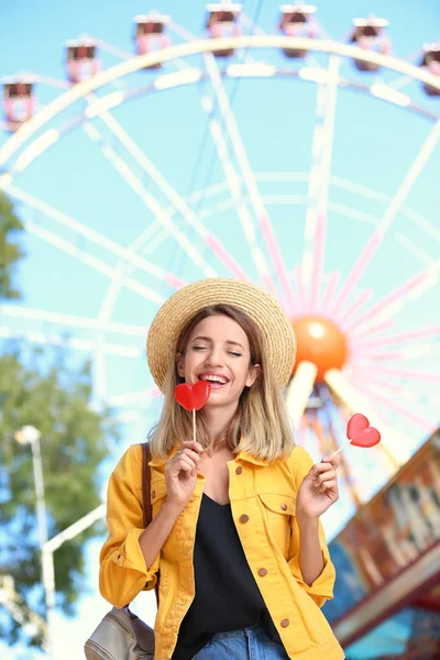 Hermosa Mujer Con Caramelos Divirtiéndose Parque Atracciones — Foto de Stock