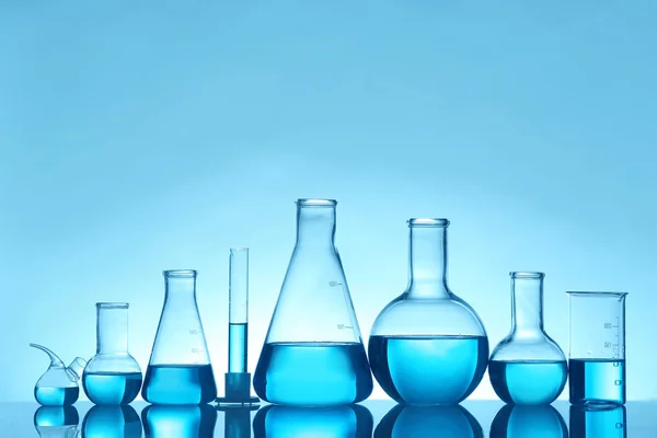 Vidraria Laboratório Com Líquido Mesa Contra Fundo Cor Análise Química — Fotografia de Stock
