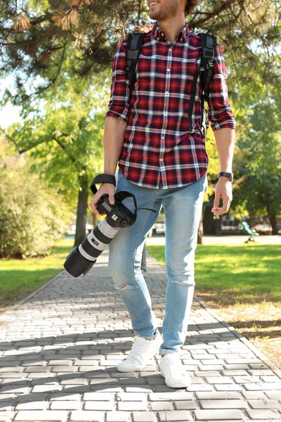 Jeune Photographe Masculin Avec Appareil Photo Professionnel Dans Parc — Photo