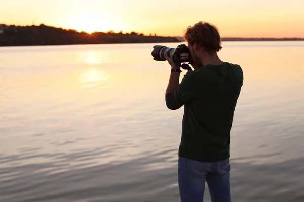 Male Photographer Taking Photo Riverside Sunset Professional Camera Outdoors — Stock Photo, Image