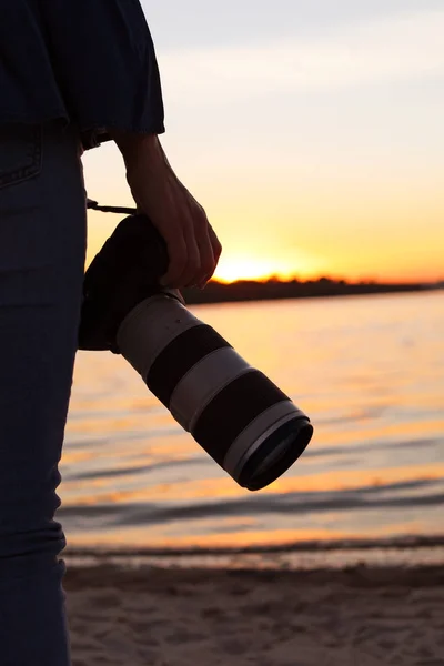 Fotografin Mit Professioneller Kamera Ufer Des Flusses Bei Sonnenuntergang — Stockfoto