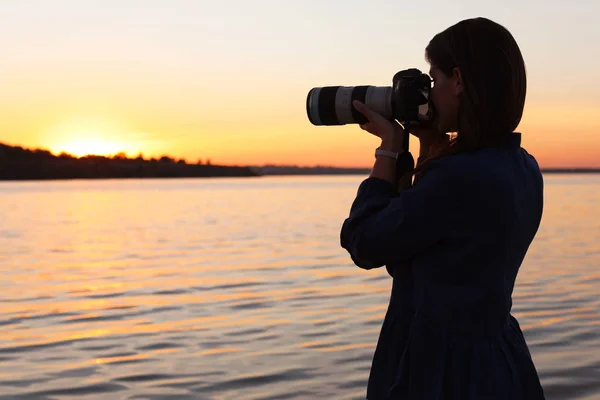Mladých Fotografek Pořizování Foto Řeky Západu Slunce Profesionální Kameru Venku — Stock fotografie