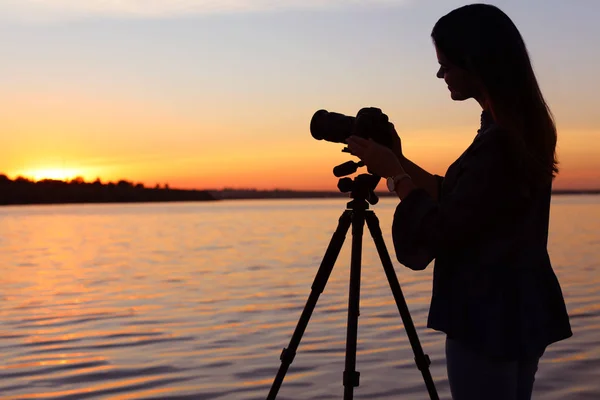 Jovem Fotógrafa Ajustando Câmera Profissional Tripé Pôr Sol — Fotografia de Stock