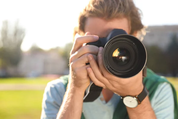 Joven Fotógrafo Masculino Tomando Fotos Con Cámara Profesional Calle Primer —  Fotos de Stock