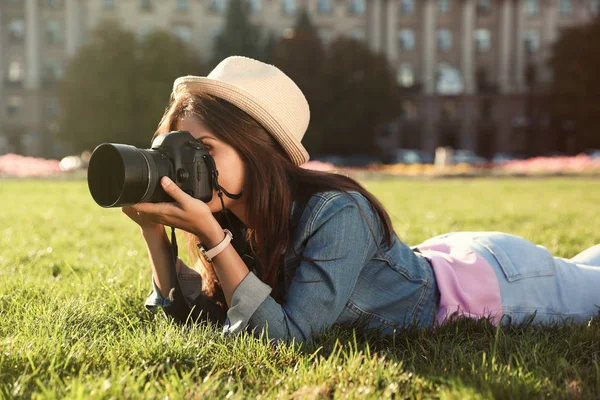 Fotografer Wanita Muda Mengambil Foto Dengan Kamera Profesional Luar Rumah — Stok Foto