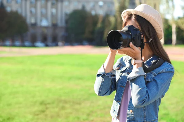 Молода Жінка Фотограф Фотографує Професійну Камеру Вулиці Простір Тексту — стокове фото