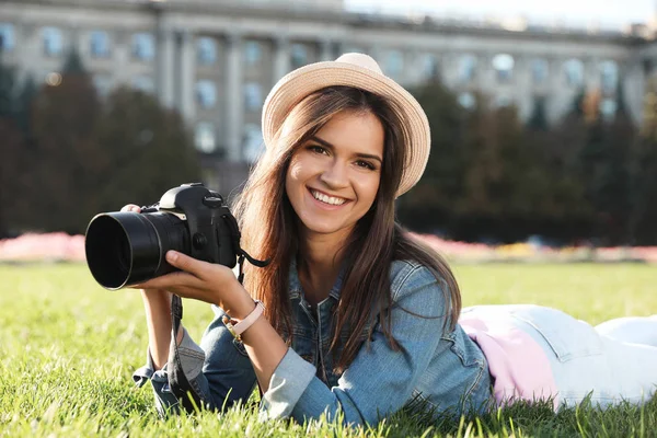 Jovem Fotógrafa Segurando Câmera Profissional Grama Livre — Fotografia de Stock