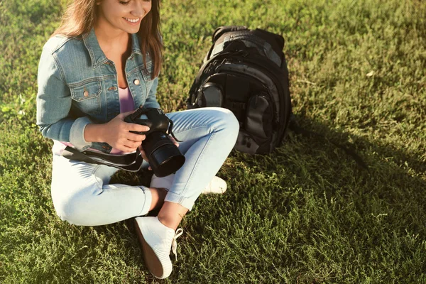 Молода Жінка Фотограф Тримає Професійну Камеру Сидить Траві Відкритому Повітрі — стокове фото