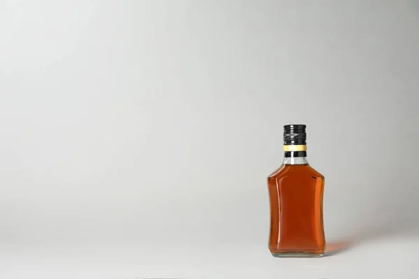 Пляшка Алкогольного Напою Сірому Фоні Простір Тексту — стокове фото