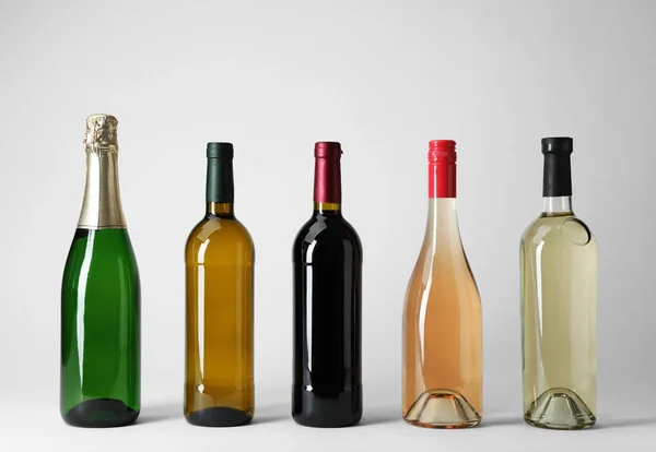 Şişe Şarap Açık Renkli Farklı Tipleri Ile — Stok fotoğraf
