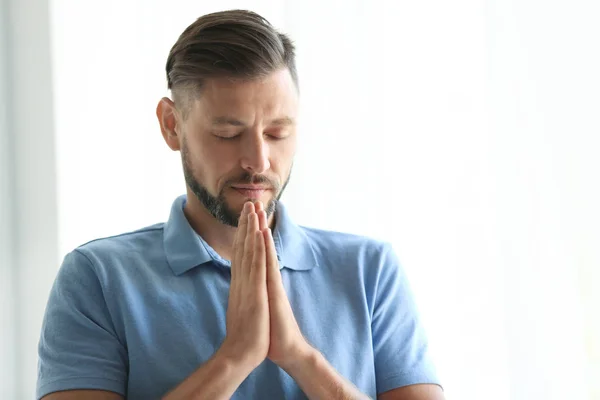 Hombre Con Las Manos Unidas Para Oración Sobre Fondo Claro — Foto de Stock