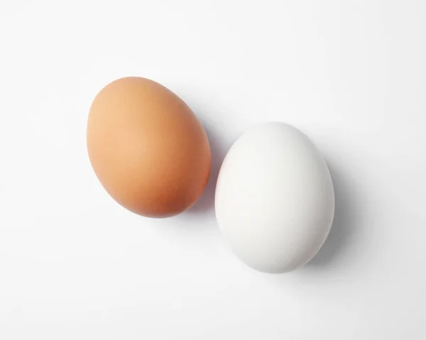 Telur Ayam Mentah Latar Belakang Putih Tampilan Atas — Stok Foto