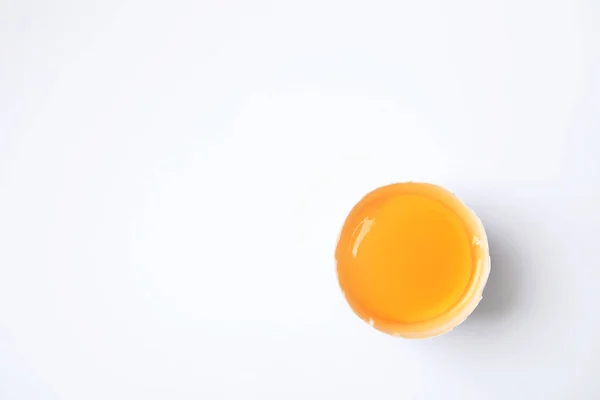 Тріснуте Куряче Яйце Жовтком Білому Тлі Вид Зверху — стокове фото
