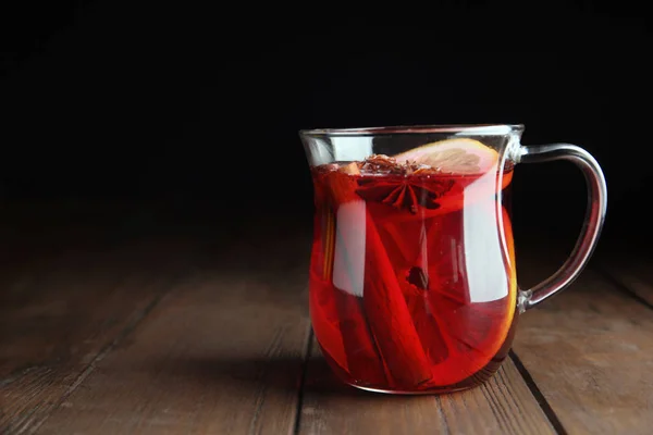Tasse Mit Rotem Glühwein Auf Holztisch Vor Dunklem Hintergrund Raum — Stockfoto