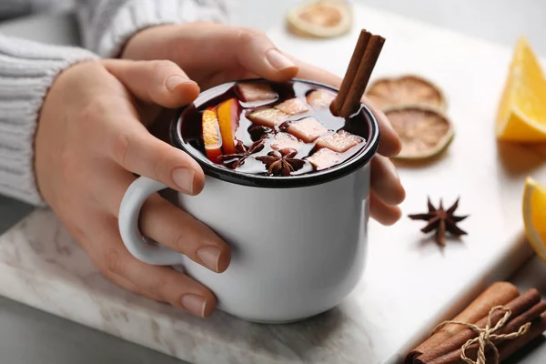 Frau Hält Becher Mit Heißem Glühwein Auf Tisch Nahaufnahme — Stockfoto