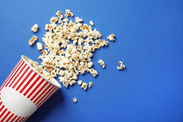 Pappbecher Und Leckeres Popcorn Auf Farbigem Hintergrund Draufsicht Mit Platz — Stockfoto