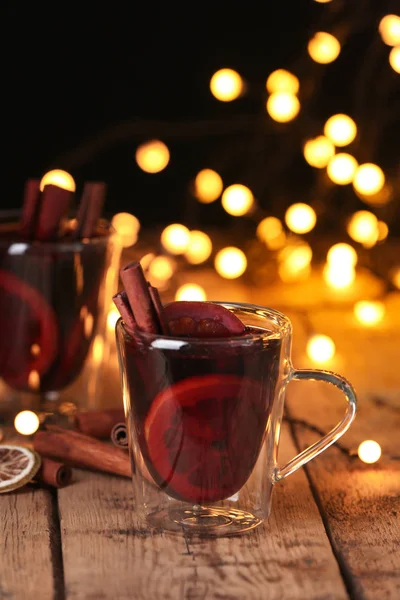 Copa Vidrio Con Vino Caliente Mesa Sobre Fondo Borroso — Foto de Stock