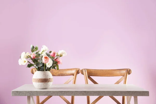Vaso Com Belas Flores Como Elemento Design Interiores Mesa Quarto — Fotografia de Stock