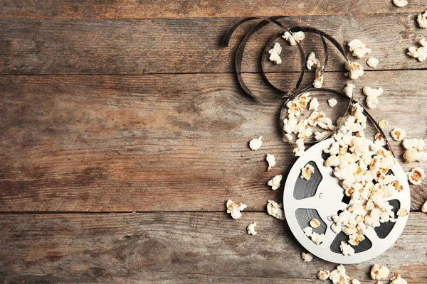 Popcorn Saporiti Bobina Film Sfondo Legno Vista Dall Alto Con — Foto Stock