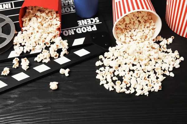 Popcorn Savoureux Clapperboard Sur Une Table Bois Snack Cinéma — Photo