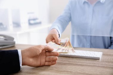 Adam para departmanı penceresinde, closeup teller üzerinden para almak