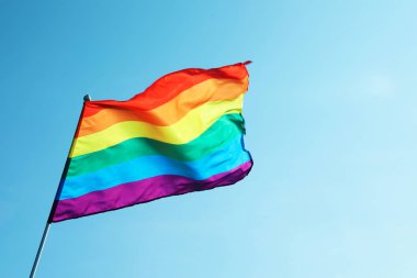Gökkuşağı homoseksüel bayrağı mavi gökyüzü, metin için yer. LGBT kavramı