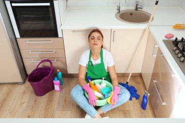 Kadın koruyucu eldiven evye bez, closeup ile Temizleme