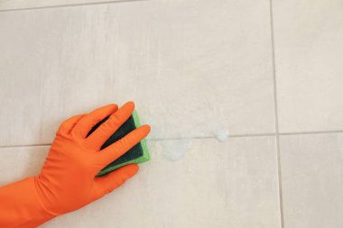 Koruyucu eldiven banyo duvar sünger, closeup ile temizlik kadın