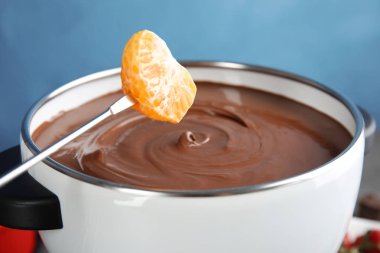 Lezzetli çikolata fondü, closeup ile pota daldırma mandalina