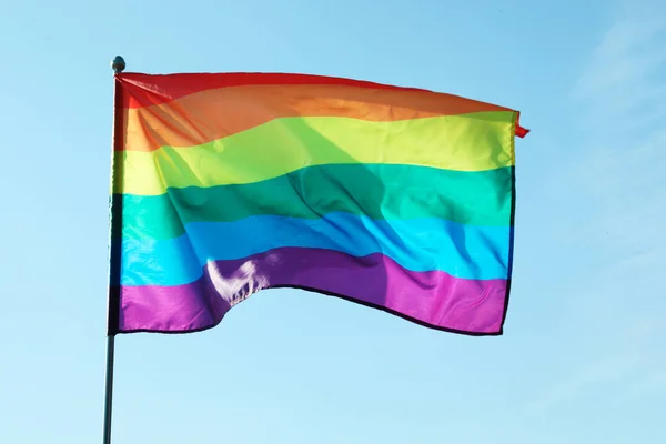Arco Iris Bandera Gay Contra Cielo Azul Concepto Lgbt — Foto de Stock