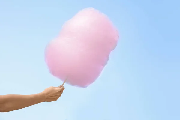 Mulher Segurando Algodão Doce Contra Céu Azul — Fotografia de Stock