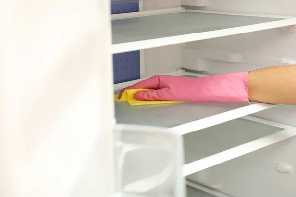 Mujer Limpiando Refrigerador Con Trapo Interior Primer Plano — Foto de Stock